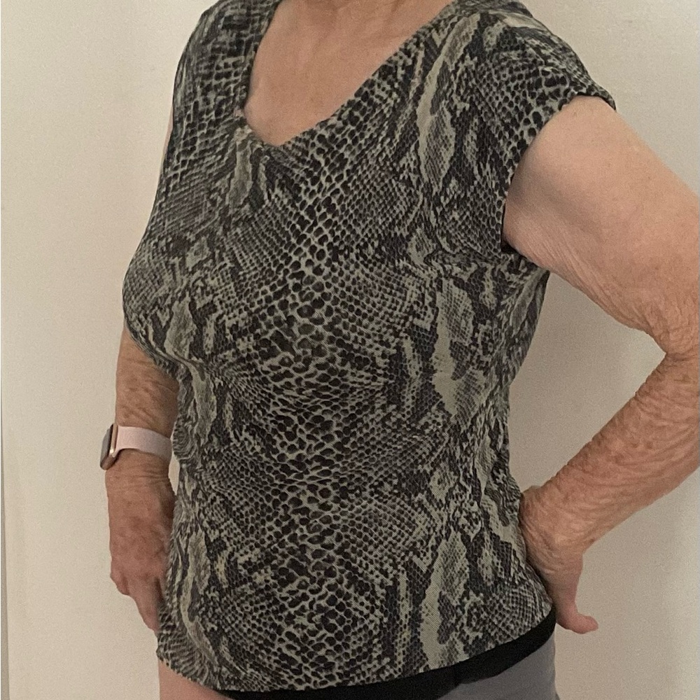 Chic Snakeskin Print Short Sleeve Top
